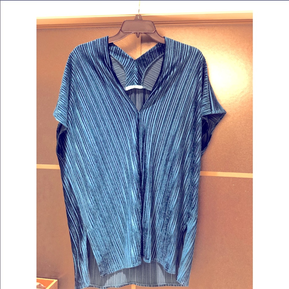 Karlie Clothes+ Sz Small+ Metallic V neck tunic+ Blue+ like new- worn once